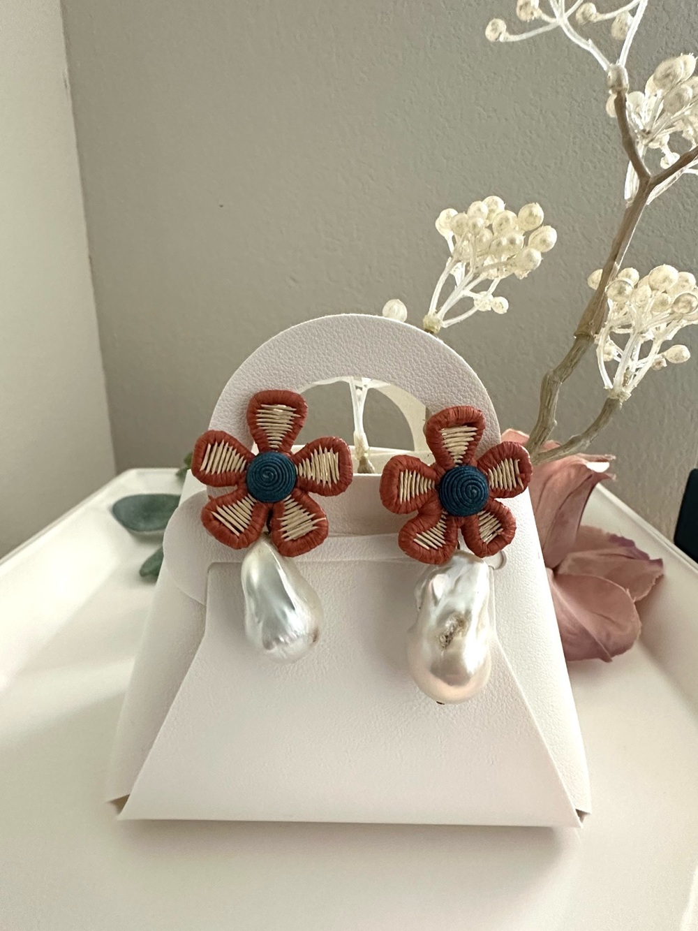 LIZZIE FORTUNATO Crown Daisy earrings